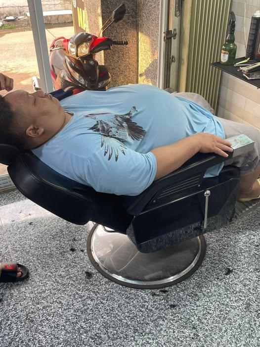Một chiếc ghế cắt tóc nam “gánh” được bao nhiêu kg? Câu trả lời khiến bạn bất ngờ