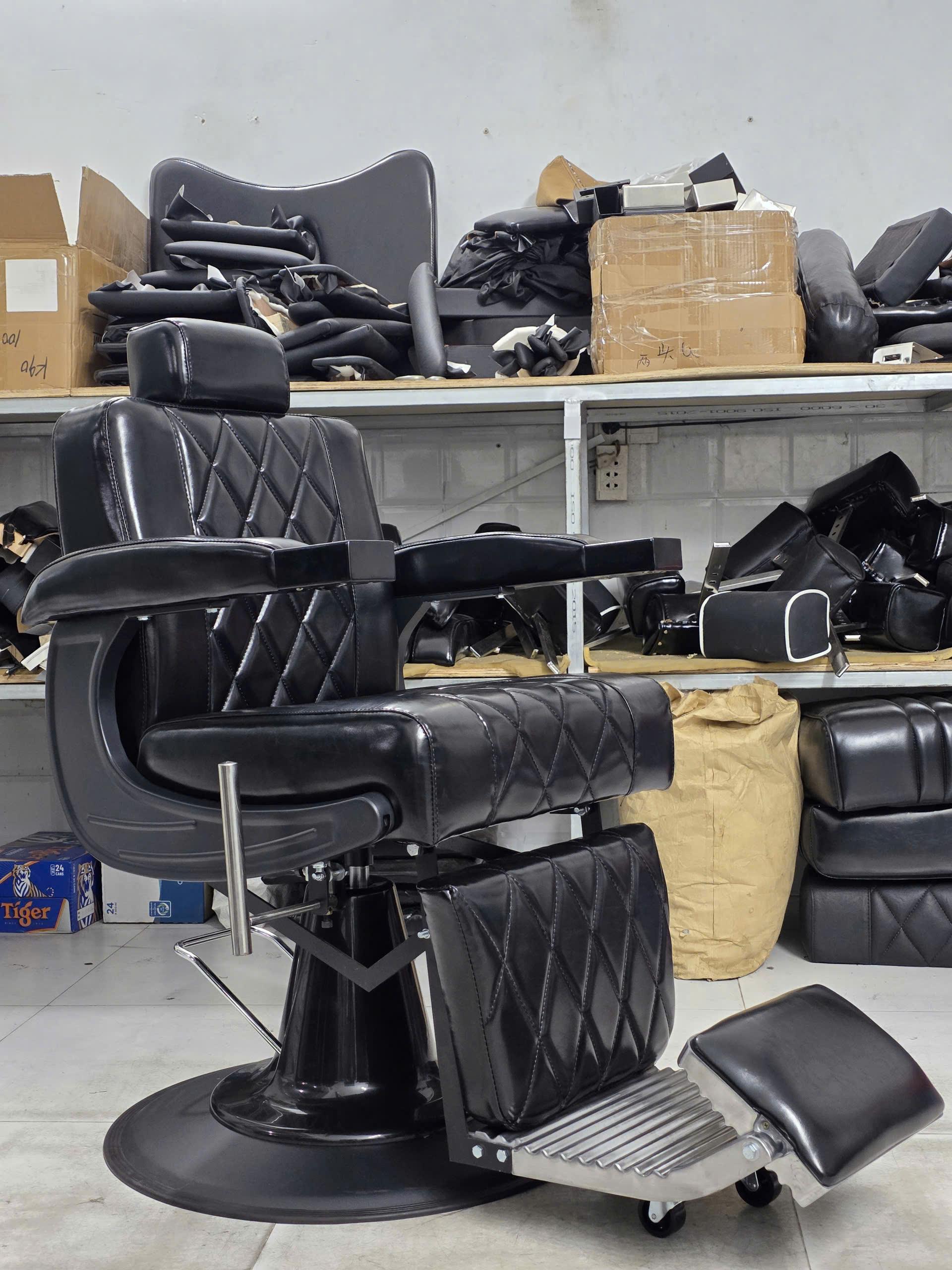 So Sánh Ghế Cắt Tóc Chữ C Loại 1 Và Loại 2: Lựa Chọn Nào Phù Hợp Cho Salon Của Bạn?