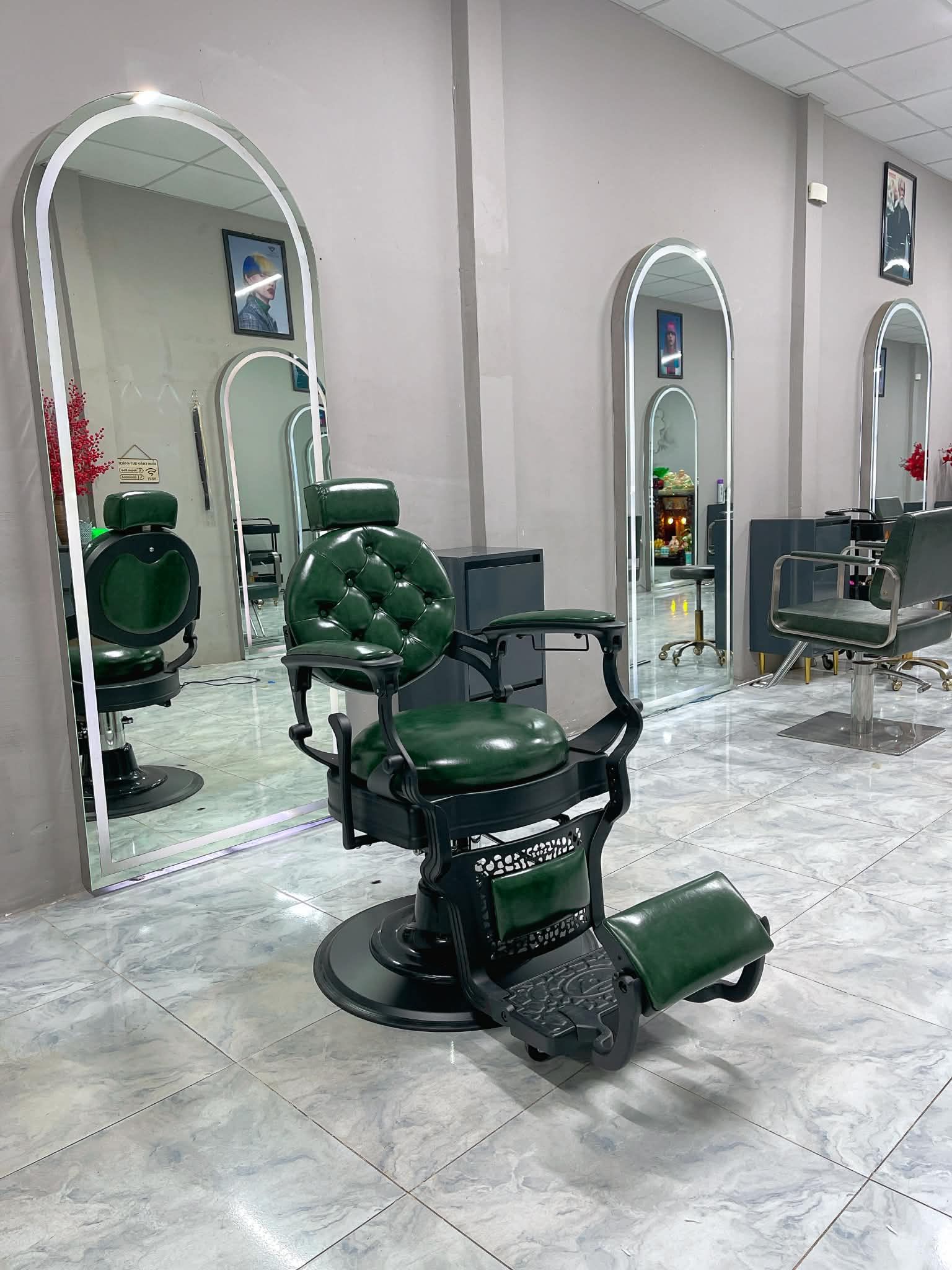 Ghế cắt tóc nam - Mẫu Luxury xanh lá sang trọng